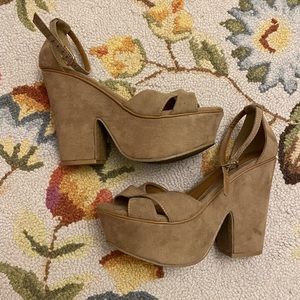 Women’s size 36 (US 6) vegan suede platform sandal Costes brand